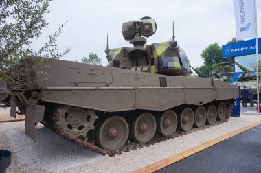 Paris Nord Villepinte, Fransa - 19 Haziran 2024 - Alman yer savunma sistemi Skyranger 35 by Rheinmetall Krauss-Maffei Wegmann 'ın Leopar 2 savaş tankı, Eurosatory Fair
