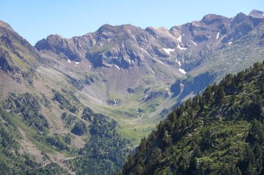 Aragnouet, Fransa - 22 Temmuz 2024 - Fransa Pirenes Dağları 'ndaki Neste Vadisi' nde, Ordon ve Aumar göllerini birbirine bağlayan yolun üzerinde sürekli kar yağan bir manzara