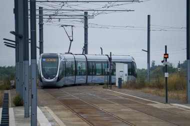 Aussonne, Fransa - 7 Eylül 2024 - Fransız üretici Alstom 'dan Airbus-tasarım Citadis 302 treni, T1 tramvay hattının bir ucunda, Toulouse Mtropole' un yeni kongre merkezi MEETT 'e hizmet vermektedir.
