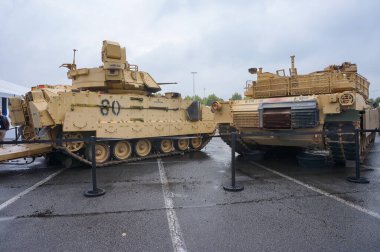 Paris Nord Villepinte, Fransa - 20 Haziran 2024 - M2 Bradley piyade savaş aracı (IFV), Eurosatory Arms Show 'da ABD Ordusu tarafından sergilenen M1A2 Abrams ana savaş tankının (MBT) yanında