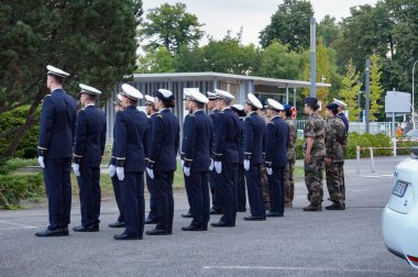 Toulouse, Fransa - 30 Ağustos 2024 - DGA komutasındaki bir askeri mühendislik okulunda bayrak kaldırma töreni: ENSTA Bretagne IETA Kolordusu 'ndan mühendis adayları hazırda bekliyor.