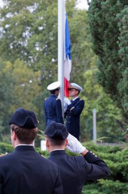 Toulouse, Fransa - 30 Ağustos 2024 - Ecole Politeknik 'ten mühendis adayları selamlarken, ENSTA Bretagne IETA' dan yoldaşlar sabah erken saatlerde düzenlenen bir törende Fransız bayrağını göndere çekiyorlar.