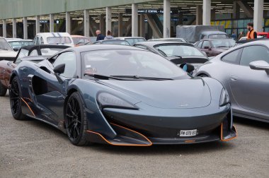 Aussonne, Fransa - 6 Eylül 2024 - İngiliz lüks üreticisi McLaren Automotive tarafından yapılmış güçlü bir spor araba olan koyu gri McLaren 765LT 'nin ön görüntüsü Auto Moto Classic Show' da sergilenmektedir.