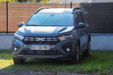 Aveyron, Fransa - 14 Eylül 2024 - 2023 Dacia Jogger 'in ön bahçesi bahçedeki çimlerin üzerine park edilmiş; Fransız marker Renault-Nissan' ın Rumen kolu Renault-Nissan tarafından üretilen MPV olarak koşan