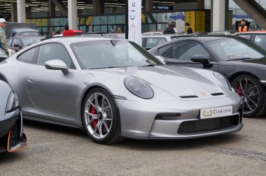 Aussonne, Fransa - 7 Eylül 2024 - MEETT Kongre Merkezi 'ndeki Oto Moto Classic araba fuarında sergilenen Alman otomobil üreticisi Porsche' nin arka tamponlu siyah 911 spor arabasının arkası