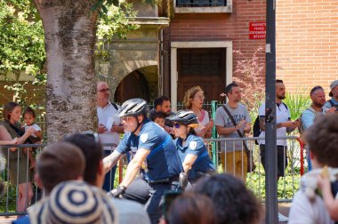 Toulouse, Fransa - 14 Temmuz 2024 - Mahalle sakinleri, Toulouse Şehir Polisi ile birlikte Ulusal Gün yürüyüşü sırasında bisiklet sürerek geçen bisiklet polislerini izleyip alkışlıyorlar.