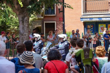 Toulouse, Fransa - 14 Temmuz 2024 - Toulouse şehir polisinden motosikletli memurlar, Toulouse Ulusal Günü geçit töreninin bir parçası olarak geçtiler.