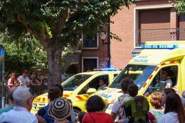 Toulouse, Fransa - 14 Temmuz 2024 - Yerel SAMU-SMUR (Tıbbi Acil Yardım Servisi) mavi ışıklı iki sarı müdahale aracı Ulusal Bayram Geçit Töreni sırasında geçmektedir