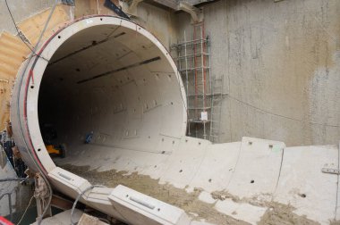 Ramonville, Fransa - 14 Eylül 2024 - Toulouse Metro 'nun B hattının genişletilmesi için inşa edilen tünelin sonu, su altı bölümünün ardından voussoir' lar görülebilir.