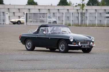 Aussonne, Fransa - 6 Eylül 2024 - MEET Exhibition Center 'daki Oto Moto Classic araba fuarı sırasında eski bir MG MGB (veya MGC); bu araç 60-80' lerden British Motor Corporation tarafından üretildi.