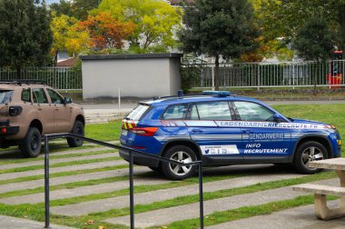 Toulouse, Fransa - 10 Ekim 2024 - Jandarma ve Arquus VT4 'ten tanıtım amaçlı Skoda Kodiaq SUV Ulusal Rezervasyon Günü için askeri mühendislik okulunda sergileniyor