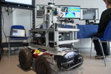 Toulouse, Fransa - 12 Ekim 2024 - Agilex Robotik 'in Çin Scout platformuna dayanan Fransız mühendislik yüksek okulu ISAE-SUPAERO' da veri birleştirme araştırması için geliştirilen otonom araçlar