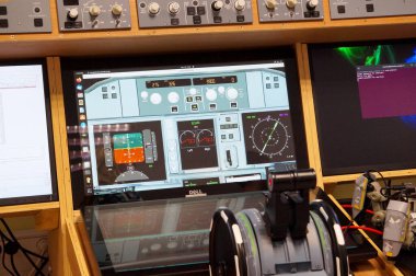 Toulouse, Fransa - 12 Ekim 2024 Ubuntu OS 'de çalışan bir uçak kokpiti olan uçuş simülatörü. ISAE Karmaşık Sistemler Mühendisliği (Fransız Yüksek Havacılık ve Uzay Enstitüsü)