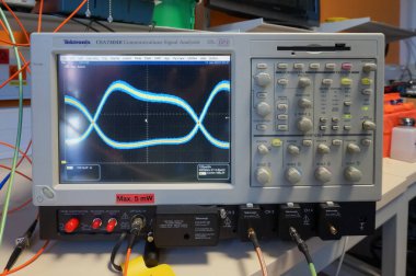 Toulouse, Fransa - 5 Mayıs 2024 - Fransız üst düzey mühendisler okulu ISAE 'nin fizik laboratuvarında PSK modülasyonlu iletişim sinyalinin analizi için Tektronix osiloskopunda gösterilen göz diyagramı
