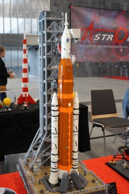 Aussonne, Fransa - 24 Mayıs 2024 - Uzay Fırlatma Sistemi 'nin (SLS) ölçekli modeli Toulouse Uzay Festivali' nde sergilenmektedir.