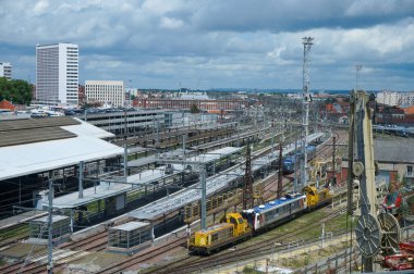 Toulouse, Fransa - 22 Mayıs 2024 - Matabiau Tren İstasyonu 'nun platformları ve raylarının üzerindeki Marengo Kemeri' nden havadan görüş; sağdaki ise SNCF tarafından tren bakımı için işletilen teknik merkez.