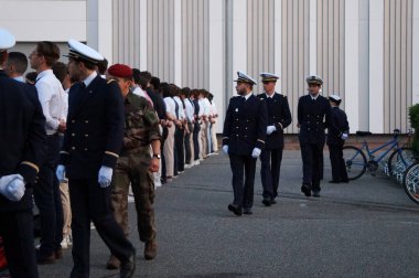 Toulouse, Fransa - 30 Ağustos 2024 - Bir askeri mühendislik okulunda bayrak kaldırma töreni: ENSTA Bretagne 'dan ordu mühendisi subayları (IETA) yeni kabul edilen öğrencilerin rütbelerini izlemeye devam edin