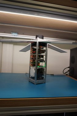 Toulouse, Fransa - 12 Ekim 2024 - HyCube platformu, ISAE-SUPAERO 'da (Fransız Havacılık ve Uzay Yüksek Enstitüsü) uydu operasyonları eğitimi için geliştirilen 3U Cubesat CREME' nin dijital ikizi