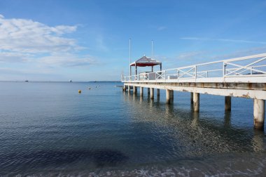 Antibes, Fransa - 22 Ekim 2024 - Akdeniz 'deki Jetty batıdaki Juan-les-Pins plajında, Cte-d' Azur 'da (nam-ı diğer Fransız Rivierası) varlıklı bir sahil beldesi; ufukta lüks yatlar.