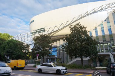 Antibes, Fransa - 21 Ekim 2024 - Chemin des Sables Caddesi 'ndeki Juan-les-Pins tatil beldesinin modern kongre merkezi Palais des Congrs Antipolis' in gelecekteki kıvrımları