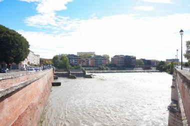 Toulouse, Fransa - 19 Ekim 2024 - Tounis Barajı 'nın çamurlu suları, Carmes ile Saint-Michel anlaşmazlıkları arasında, arka plandaki yoğun sonbahar yağmurları sonrasında;