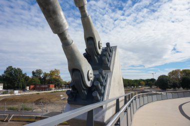 Toulouse, Fransa - 19 Ekim 2024 - Garonne Nehri 'ni geçen Ramier Adası' nda kablo destekli bir yaya köprüsü olan Yolcu Rapas Robert Poujade 'nin kabloları için beton bir demirleme bloğunun ayrıntıları