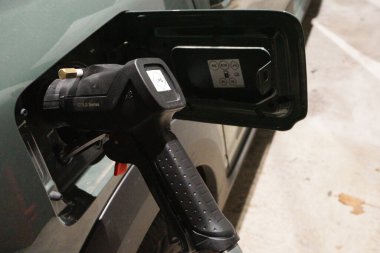 Albi, Fransa - 24 Kasım 2024 - İkili yakıt, LPG ve kurşunsuz benzinli Dacia otomobili, İtalya 'da bir istasyonda üretilen yakıt nozülü yoluyla LPG (Sıvılaştırılmış Petrol Gazı) ile dolduruluyor