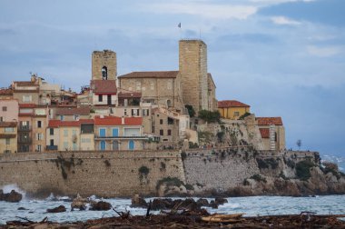 Antibes, Fransa - 25 Ekim 2024 - Akdeniz kıyısındaki Cte d 'Azur' da (Fransız Rivierası) varlıklı bir sahil beldesi olan Antibes Eski Kasabası: Grimaldi Şatosu (Picasso Müzesi) ve Notre Dame Katedrali