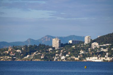 Vallauris, Fransa - 21 Ekim 2024 - Akdeniz kıyısında, Cte d 'Azur' da (Fransız Rivierası) bir sahil kasabası olan Vallauris sahilinin manzarası sağda Suudi kralının yazlık konutu yer almaktadır.