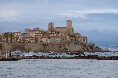 Antibes, Fransa - 25 Ekim 2024 - Akdeniz kıyısındaki Cte d 'Azur' da (Fransız Rivierası) varlıklı bir sahil beldesi olan Antibes Eski Kasabası: Grimaldi Şatosu (Picasso Müzesi) ve Notre Dame Katedrali