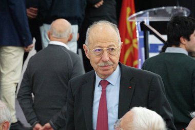Quint, Fransa - 5 Aralık 2024 - Saint-Orens-de-Gameville Belediye Başkanı Albay Serge Jop, Haute-Garonne Cumhuriyetçi Federasyonu 'nun yıl sonu etkinliğine katıldı.