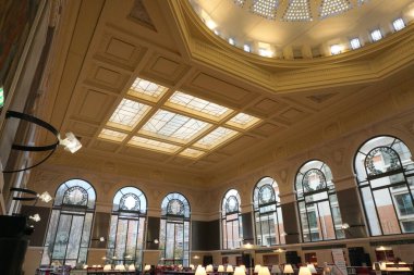 Toulouse, Fransa - 11 Aralık 2024 - Sanat Deko okuma odası ve 1930 'larda inşa edilen Toulouse Çalışma ve Miras Kütüphanesi içindeki kubbe,