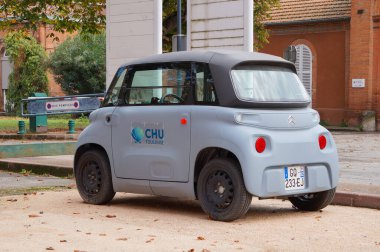 Toulouse, Fransa - 19 Ekim 2024: Açık mavi bir Citron Ami, Fransız üretici Peugeot-Citron, Stellantis tarafından üretilen iki kapılı dört kapılı elektrikli bir otomobil.
