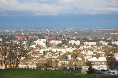 Toulouse, Fransa - 13 Aralık 2024 - Şehrin kuzeydoğusundaki yerleşim bölgeleri olan Rangueil-Saouzelong, Montaudran, Limayrac 'tan Montrab tepelerine genel görüş