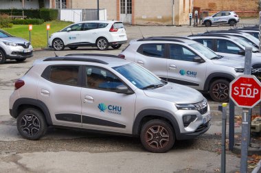 Toulouse, Fransa - 19 Ekim 2024 - Fransız otomobil üreticisi Renault tarafından üretilen elektrikli model Dacia Spring Crossovers filosu,