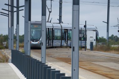 Aussonne, Fransa - 7 Eylül 2024 - Fransız üretici Alstom 'dan Airbus-tasarım Citadis 302 treni, T1 tramvay hattının bir ucunda, Toulouse Mtropole' un yeni kongre merkezi MEETT 'e hizmet vermektedir.