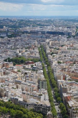 Paris, Fransa - 22 Haziran 2024 - 14. Cadde 'deki Montparnasse Bulvarı' ndan Saint-Pierre de Montrouge Kilisesi 'ne ve R. Rolland Bvd' deki Chronopost karargahına kadar havadan görüş