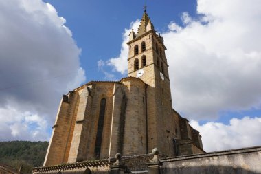 Alet-les-Bains, Fransa - 29 Mart 2025 - Aude Vadisi 'ndeki Gotik Saint-Andr Alet-les-Bains Kilisesi, 19. yüzyılda restore edildi ve eski Sainte-Marie Manastır-Katedrali' nin yerine