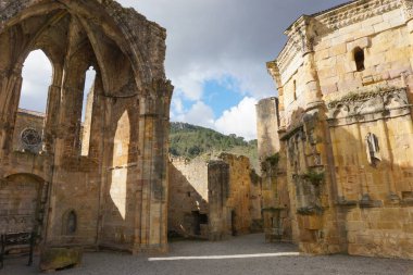 Alet-les-Bains, Fransa - 29 Mart 2025 - Limoux Aude Vadisi 'nde (Occitanie) antik Saint-Marie Abbey-Katedrali' nden kalma Ortaçağ taş kalıntıları: yıkık Gotik bir mezar, yıkılmış duvarlar