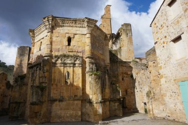 Alet-les-Bains, Fransa - 29 Mart 2025 - Alet-les-Bains Ortaçağ Abbey-Bains Katedrali 'nin eski taş kalıntıları, Limoux (Occitanie Bölgesi) yakınlarındaki Aude Vadisi' nde, köy mezarlığından görüldü.