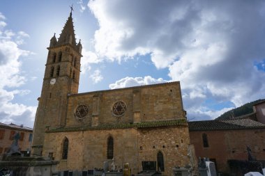Alet-les-Bains, Fransa - 29 Mart 2025 - Aude Vadisi 'ndeki Gotik Saint-Andr Alet-les-Bains Kilisesi, 19. yüzyılda restore edildi ve eski Sainte-Marie Manastır-Katedrali' nin yerine