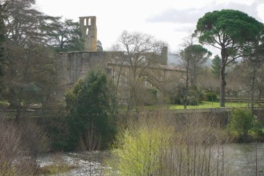 Alet-les-Bains, Fransa - 29 Mart 2025 - Limoux yakınlarındaki Aude Vadisi 'nde (Occitanie) eski Alet-les-Bains Manastırı Katedrali' nden geriye kalanlar
