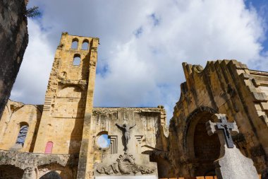 Alet-les-Bains, Fransa - 29 Mart 2025 - Limoux yakınlarındaki Aude Vadisi 'ndeki Alet-les-Bains Ortaçağ Abbey-Katedrali' nin eski kalıntıları: mezarlığa bakan yıkılmış taş çan kulesi