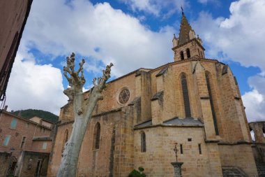 Alet-les-Bains, Fransa - 29 Mart 2025 - Aude Vadisi 'ndeki Gotik Saint-Andr Alet-les-Bains Kilisesi, 19. yüzyılda restore edildi ve eski Sainte-Marie Manastır-Katedrali' nin yerine