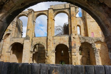Alet-les-Bains, Fransa - 29 Mart 2025 - Limoux yakınlarındaki Aude Vadisi 'nde (Occitanie Bölgesi) eski Alet-les-Bains Abbey Katedrali' nin ortaçağ kalıntılarının ortasındaki eski taş kemerli duvar)