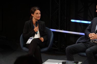 Toulouse, Fransa - 7 Kasım 2024 - Fransız-İtalyan uçak üreticisi ATR (Airbus, Leonardo) Çevre Başkanı Mathilde Raymond, ENAC 'de düzenlenen La Tribune Aroforum iş etkinliğinde konuşma yaptı.