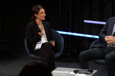 Toulouse, Fransa - 7 Kasım 2024 - Fransız-İtalyan uçak üreticisi ATR (Airbus, Leonardo) Çevre Başkanı Mathilde Raymond, ENAC 'de düzenlenen La Tribune Aroforum iş etkinliğinde konuşma yaptı.