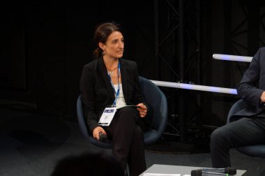 Toulouse, Fransa - 7 Kasım 2024 - Fransız-İtalyan uçak üreticisi ATR (Airbus, Leonardo) Çevre Başkanı Mathilde Raymond, ENAC 'de düzenlenen La Tribune Aroforum iş etkinliğinde konuşma yaptı.