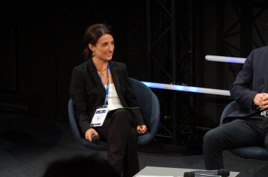 Toulouse, Fransa - 7 Kasım 2024 - Fransız-İtalyan uçak üreticisi ATR (Airbus, Leonardo) Çevre Başkanı Mathilde Raymond, ENAC 'de düzenlenen La Tribune Aroforum iş etkinliğinde konuşma yaptı.