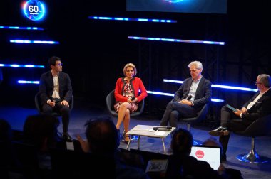 Toulouse, Fransa - 7 Kasım 2024 - La Tribune muhabiri B. Georgel, Dr. I. Laplace (ENAC), Dr. S. Viala (Ascendance CTO) ve Q. Barascud (H3 Dynamics CTO) Aroforum sırasında